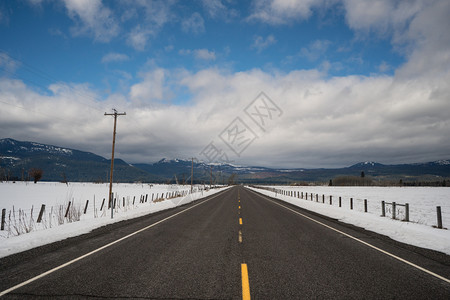 大雪覆盖的土地大雪中的公路背景