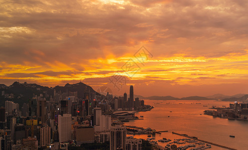 香港市中心维多利亚港智能城市金融区天梯大楼和高日落时空中景象图片