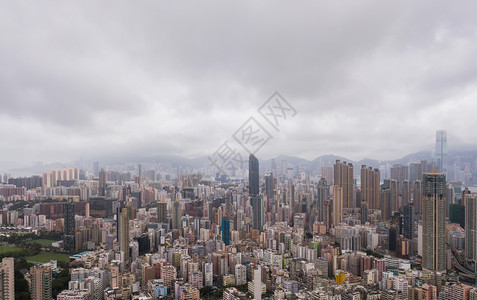 香港公寓在市景背中的空象亚洲智能城市的住宅区建筑物的顶层景象图片