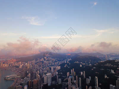 香港市中心维多利亚港智能城市金融区天梯大楼和高日落时空中景象图片