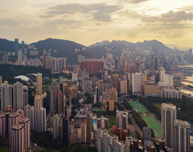 高山的香港市中心智能城的金融区高楼天梯大日落时的空中观景图片