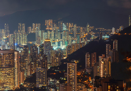 香港公寓和山丘的空中景象城市背亚洲智能城市的住宅区夜间建筑图片