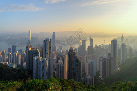 香港市中心维多利亚港智能城市金融区天梯大楼和高日落时空中景象图片