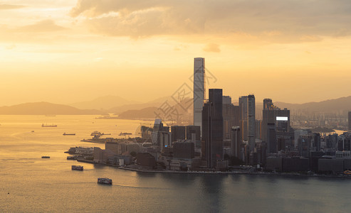 香港市中心维多利亚港智能城市金融区天梯大楼和高日落时空中景象图片