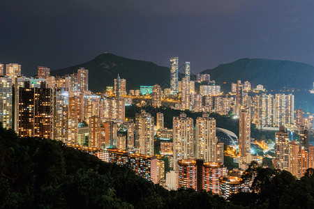 香港公寓和山丘的空中景象城市背亚洲智能城市的住宅区夜间建筑图片