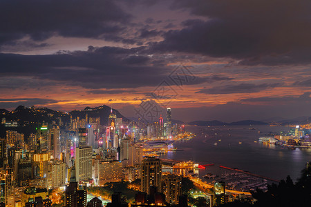 香港市中心维多利亚港智能城市金融区天梯大楼和高夜间空中观察图片