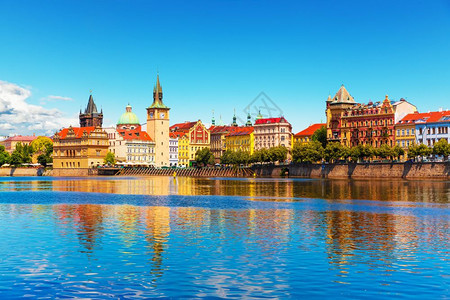 捷克布拉格古城建筑和伏尔塔瓦河码头的景色夏季象图片