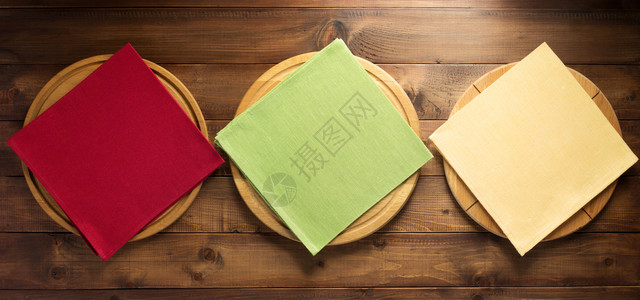顶视图木制桌边的餐和巾布图片