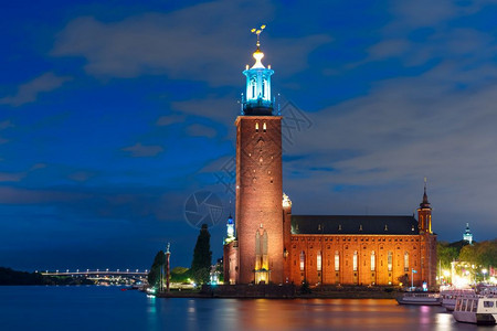 晚上在瑞典首都斯德哥尔摩老城的斯德哥尔摩市政厅晚上在瑞典斯德哥尔摩的市政厅图片