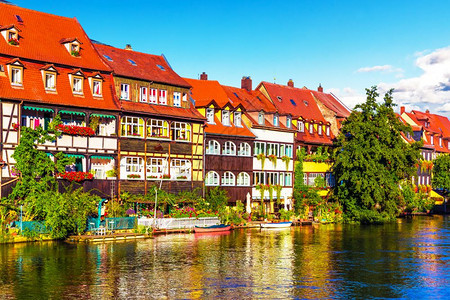 德国巴伐利亚姆贝格旧城码头建筑的夏季风景全图片