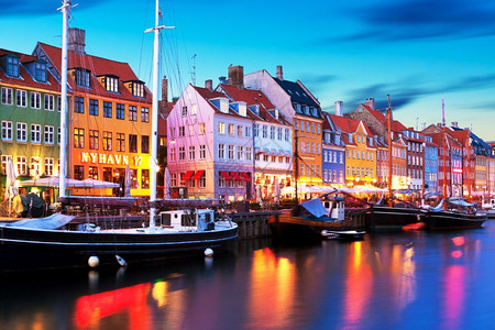 丹麦哥本哈根老城Nyhavn码头著名建筑的景色夜晚全图片