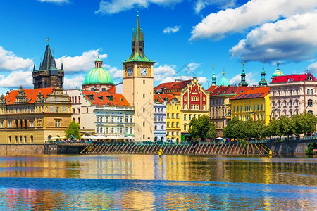 捷克布拉格古城建筑和伏尔塔瓦河码头的景色夏季象图片