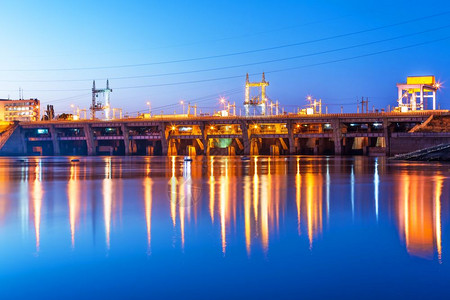 乌克兰Vyshgorod的Dnieper河上的基辅水电站大坝的景色夏夜工业象图片
