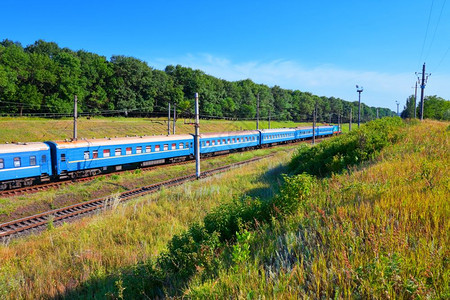 夏季铁路景观图片