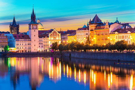 捷克布拉格旧城古建筑和伏尔塔瓦河码头的夏日落全景图片