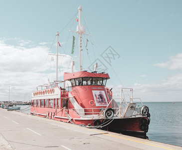 保加利亚Pomorie2018年月7日一艘游轮在码头等候乘客图片