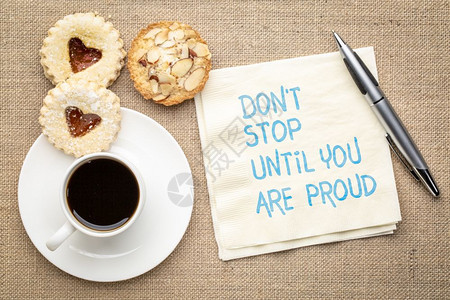 直到你骄傲不停在餐巾纸上写着鼓舞人心的笔迹加上一杯咖啡和饼干图片