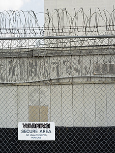 南深处的一所县监狱四周有一个高长的栅栏上面有警示标志图片