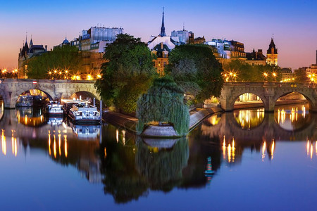 法国巴黎日出时伊莱德拉锡特和庞诺伊夫的美景见于法国巴黎的庞特艺术节背景