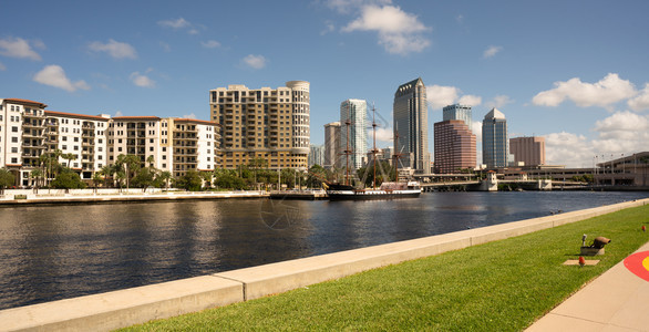 在坦帕佛罗里达大都会地区及其周围的水道上阳光明媚的一天图片