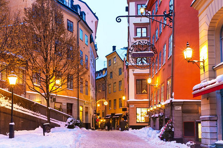 瑞典斯德哥尔摩老城GamlaStan街道的冬夜风景GamlaStan背景图片