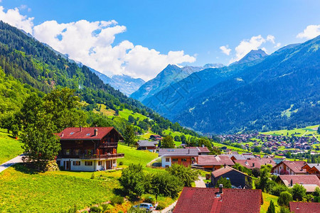 瑞士阿尔卑斯山村木小屋的景象夏季图片