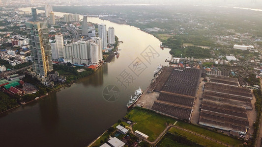 农村地区带有ChaoPhraya河曲线的房屋空中观察城市泰国曼谷日落图片