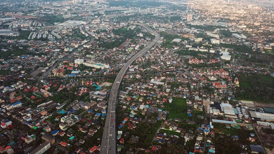 农村地区房屋和道路的空中观察泰国曼谷市日落城图片