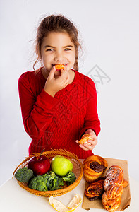 小女孩选择吃什么健康食品或包子图片