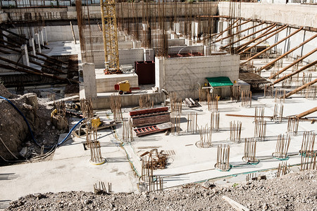 建造新房屋基础的建设过程混凝土和金属基座建筑的第一阶段背景