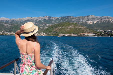 女青年站在船上观察距离夏季旅行目的地图片