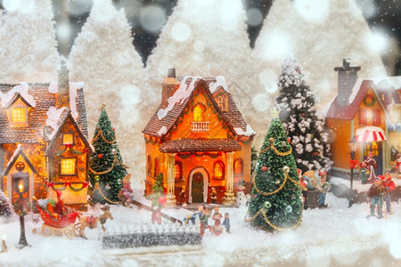 在法国阿尔萨斯州特拉堡的圣诞纪念品市场商店里有小房子和圣诞树的节现场图片