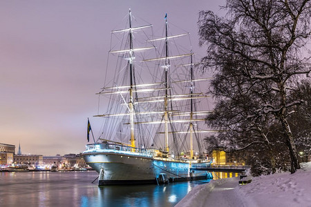 旧城GamlaStan冬季夜景风GamlaStan瑞典斯德哥尔摩Skeppsholmen岛AFChapman号历史高帆船图片