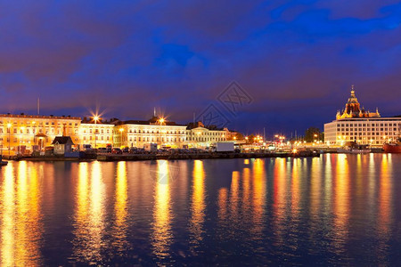 芬兰赫尔辛基旧城码头和市广场夜景图片