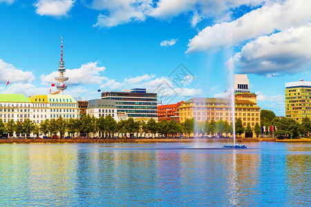 德国汉堡旧城建筑和阿尔斯特湖河流码头的景色夏季象图片