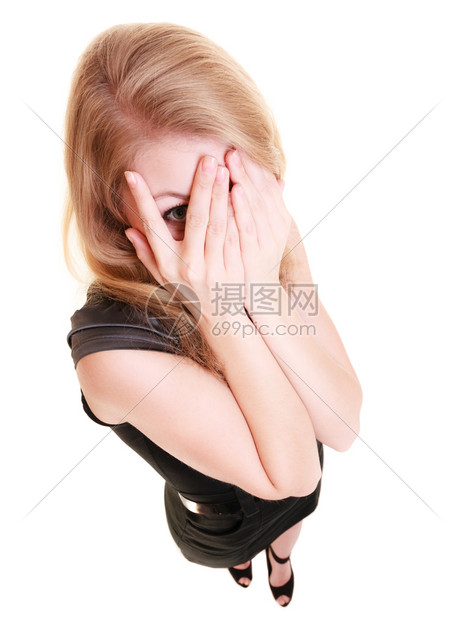 害怕的惊吓女人肖像她用手指窥视白被孤立的手指害羞女孩用双手遮住