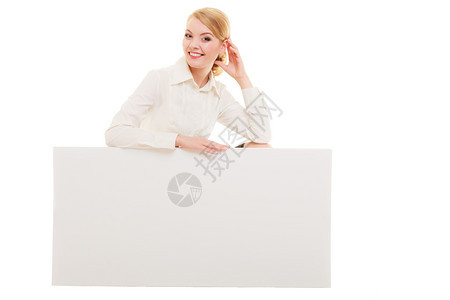 广告年轻女展示空白复制的间横幅孤立在白色上商业女推荐你的产品背景图片
