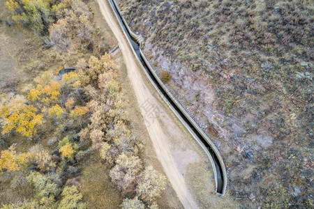 科罗拉多州福特柯林斯堡上山脚丘的水引沟CharlesHansenCanal空中及秋天风景图片