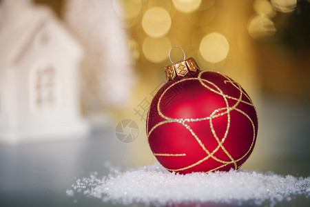 圣诞装饰以抽象的金背景圣诞装饰配有球和雪关闭图片