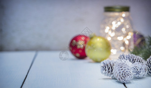 白色背景的时装圣诞饰品木背景的圣诞节装饰品图片