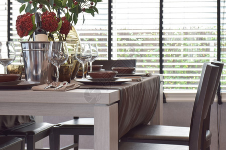 现代经典餐桌配有自然照明的木制餐桌图片