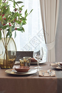 现代经典餐桌布置在优雅厅角落的木桌图片