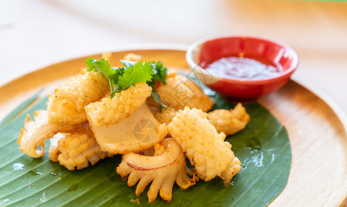 烤干鱿鱼泰河街海鲜美食香蕉叶上的木制餐桌图片