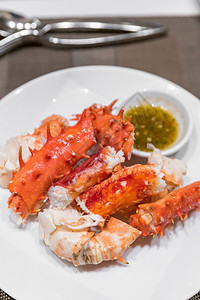 阿拉斯干王螃蟹和海鲜配有酱的白菜图片