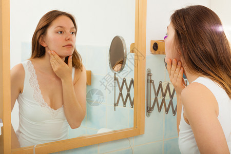 洗手间没有化妆的年轻女孩照镜子自然美纯洁洗手间没有化妆的女人图片