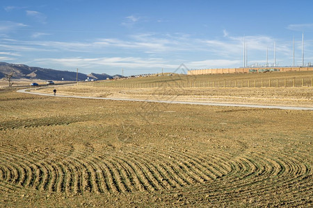 科罗拉多北部山丘新建的自行车小道有农田和电线图片