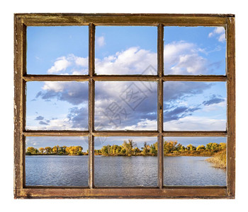 在科罗拉多湖中天空和落下的颜色戏剧天空和落下颜色从一个古老的窗口所看到图片