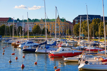 芬兰赫尔辛基市中心的挂载游艇图片