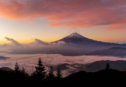 富士山的空中景象日出时雾在本山桥藤川口子坡风景图片