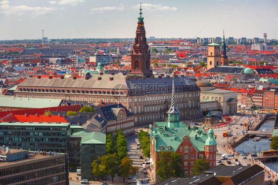 在丹麦首都哥本哈根与Boersen和Christiansborg的旧城天际线以及许多红色屋顶的景象和空中观测丹麦首都哥本哈根图片
